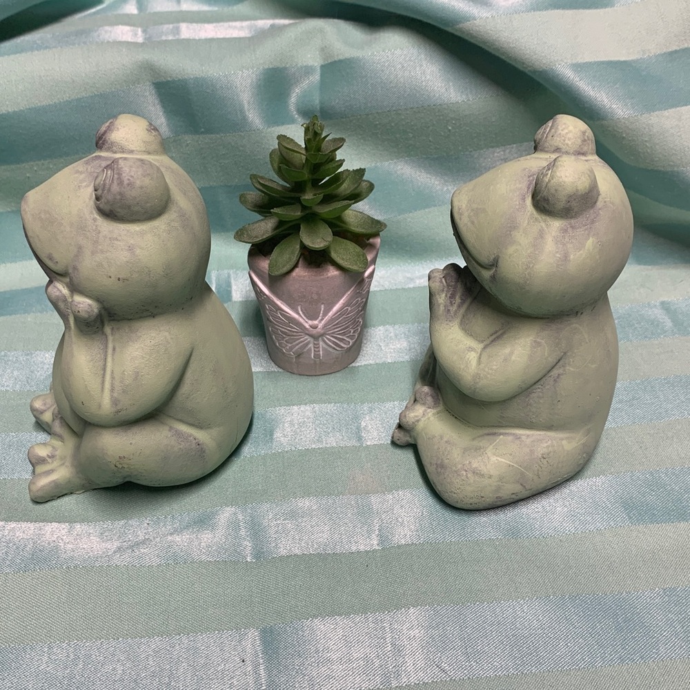 2 Green Garden Frog Figurines Painted Cement - Picture 5 of 9
